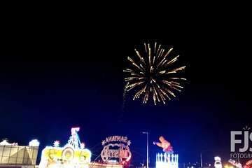 Vistoso espectáculo pirotécnico en el cielo de Telde (Foto Francisco Javier Santana, Jesús Ruiz Mesa y TA)